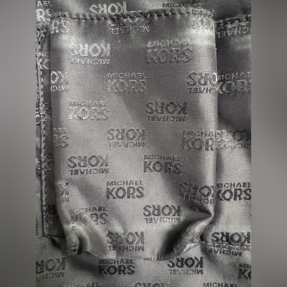 Michael Kors black shoulder bag with gold hardware - Picture 10 of 11